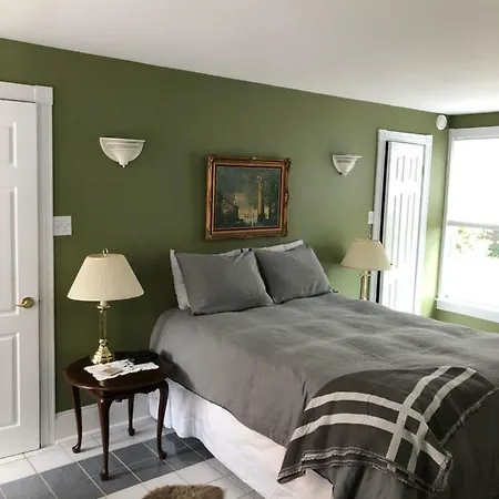 Mahogany Manor Bed & Breakfast-3